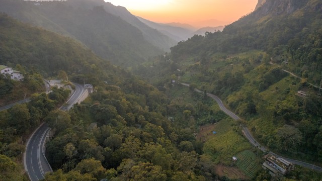 Droonivaade looklevale teele mäeahelikus, Sri Lanka