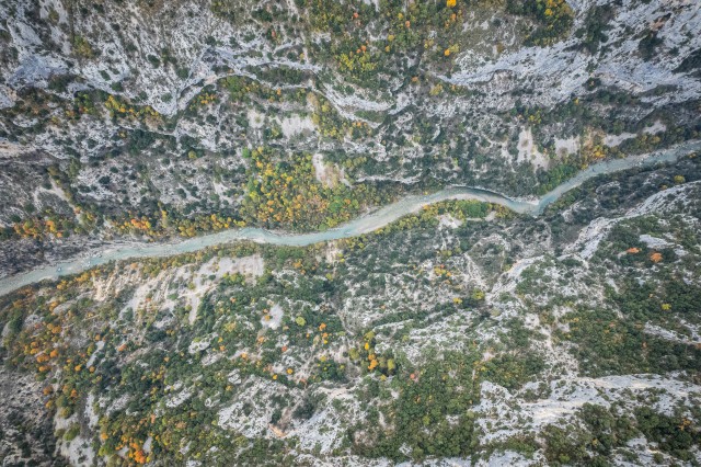 Droonivaade jõele ja järskudele lubjakivikaljudele Verdoni jõe kuristikus Prantsusmaal