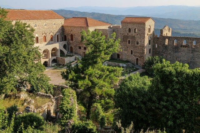 Osa Bütsantsi arheoloogilisest leiukohast Mystras Peloponnesoses Kreekas. Vaade Püha Demetriose metropolile ja arheoloogiamuuseumile