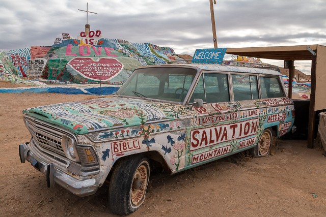 Salvation mäel asuv sõiduauto sõnumiga, California, USA