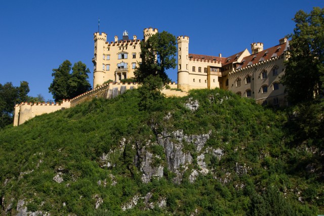 Vaade kivisel künkal asuvale Neuschwansteini lossile Baierimaal, Saksamaa