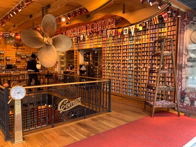 Portugali suveniiripood. Müügil on 24 sorti konserveeritud Portugali kala, alates sardiinidest ja tuunikalast kuni kaheksajalani, kõik värvilistes purkides