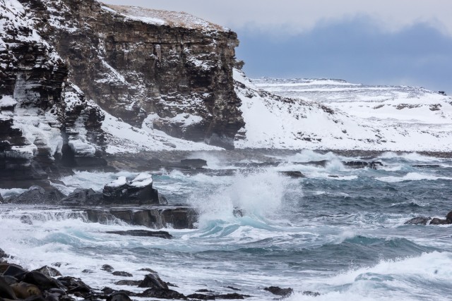 Talviselt tormine ja jäine kivine ookeani kallas