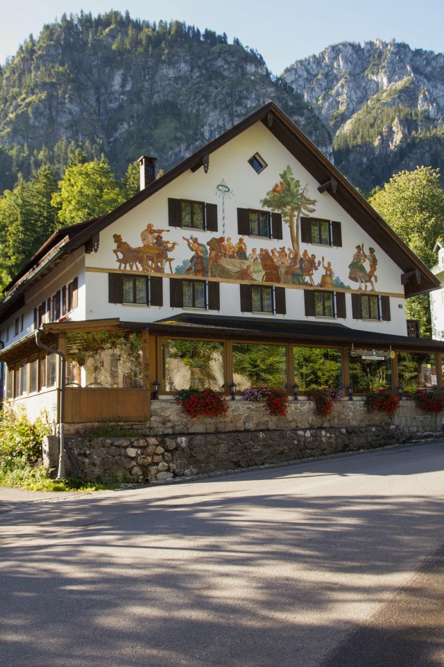 Kaunilt maalitud maja Baieri Alpides Neuschwansteini lossi lähedal Saksamaal