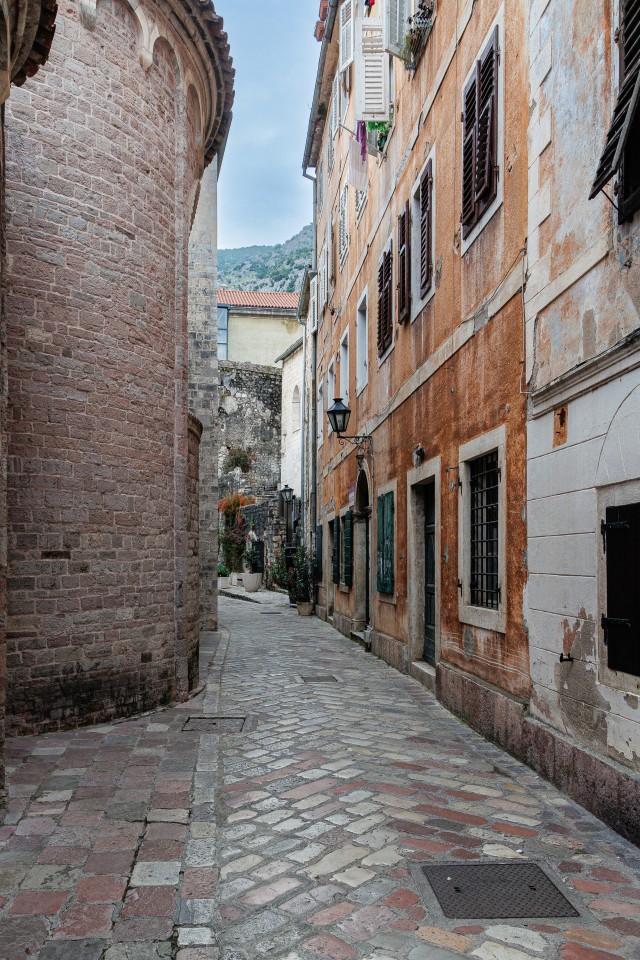 Kitsas Kotori vanalinna tänav, Montenegro