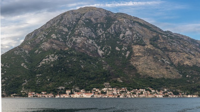 Vaade Kotori lahes asuvale külale ja mäele, Montenegro