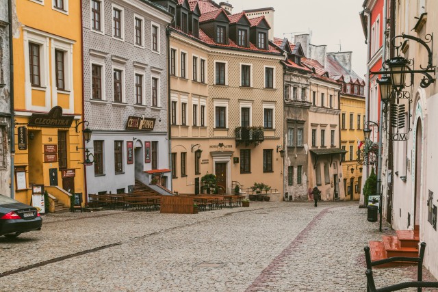 Foto Lublini vanalinna värviliste majadega tänavast, Poola