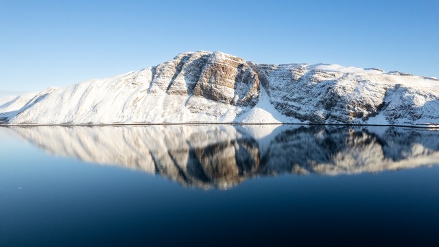 Talviselt lumine Svalbardi maastik