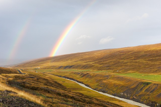 Kaks vikerkaart üle Islandi maastiku laiumas