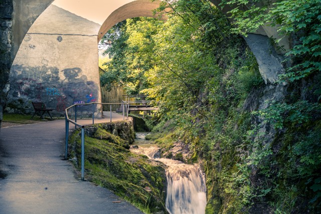 Läbi Viscri küla looklev oja