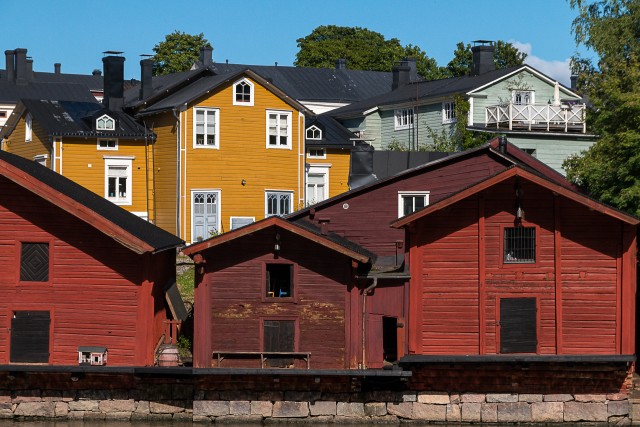 Vaade jõe ääres asuvatele Porvoo ajaloolistele puumajadele, Soome