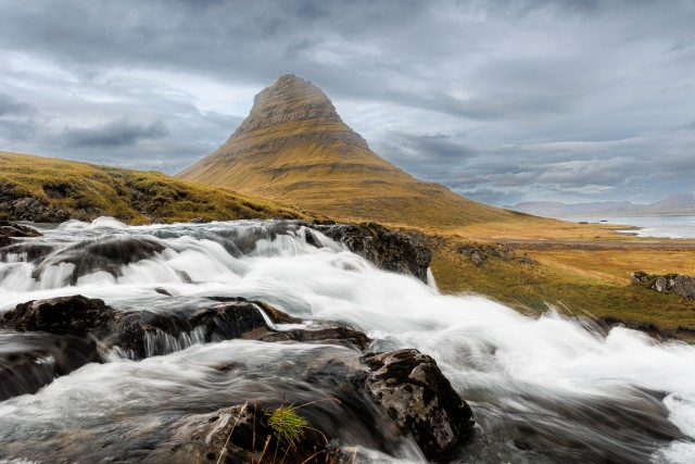 Kirkjufelli mägi Islandi Snæfellsnesi poolsaare põhjarannikul Grundarfjörðuri linna lähedal