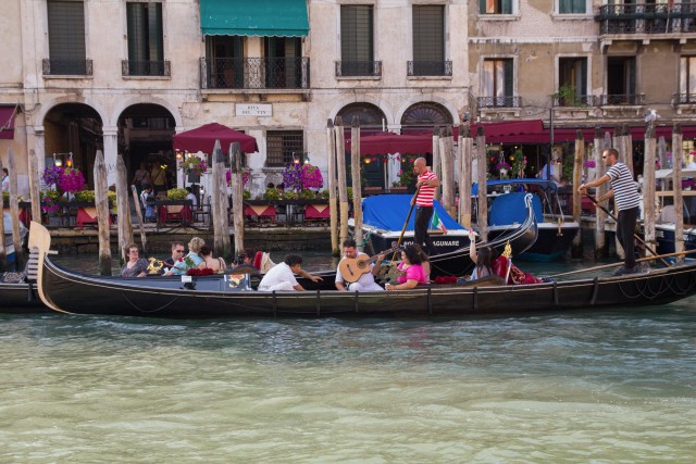 Gondel turistide ja muusikuga Suurel kanalil Veneetsias, Itaalia