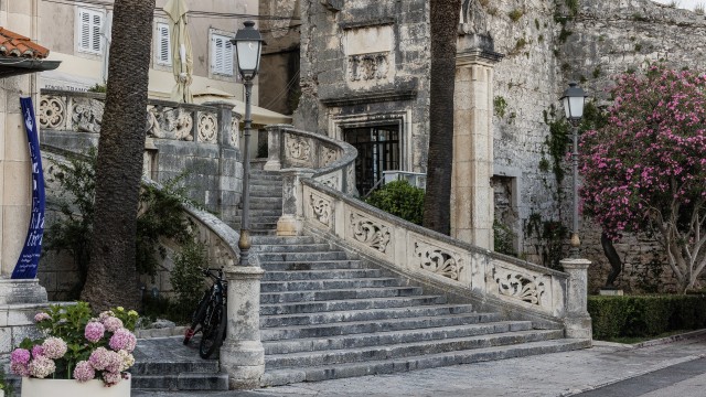 Kuulus iidne trepp ajaloolises Korcula linnas Horvaatias