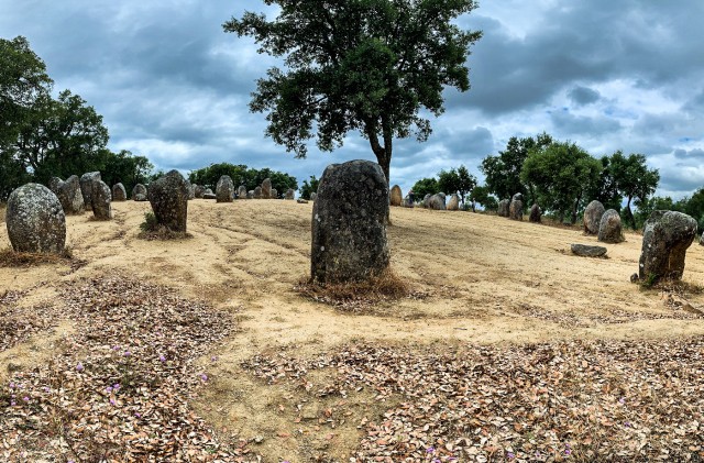 Almendres Cromlech: Portugali haruldased kaksikmegaliitilised kiviringid