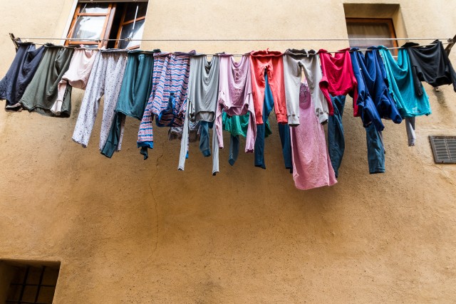 Pesu kuivatamine Pienza tänava hoonete akendel, Itaalia