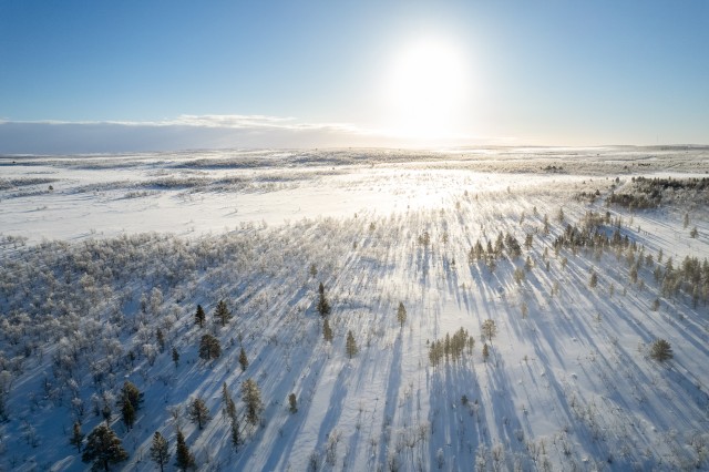 Droonivaade lumiselt talvisele Svalbard maastikule, Norra