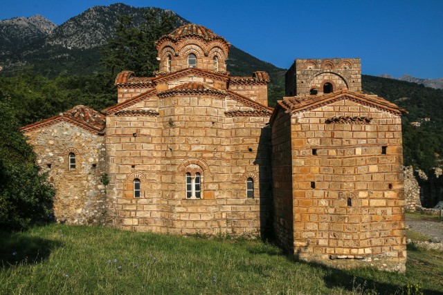Osa Bütsantsi arheoloogilisest leiukohast Mystras Peloponnesoses Kreekas. Vaade Püha Demetriose metropolile ja arheoloogiamuuseumile.