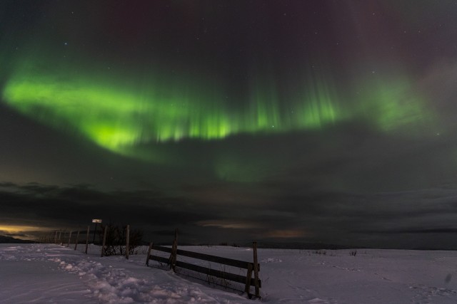 Kaunilt sähvatavad virmalised üle kopli Norra kirdetipus, Varangeris