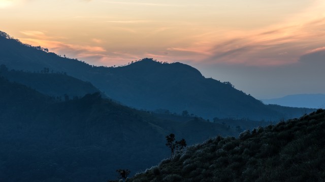Õhtu mägises piirkonnas Ella küla ümbruses Sri Lankal