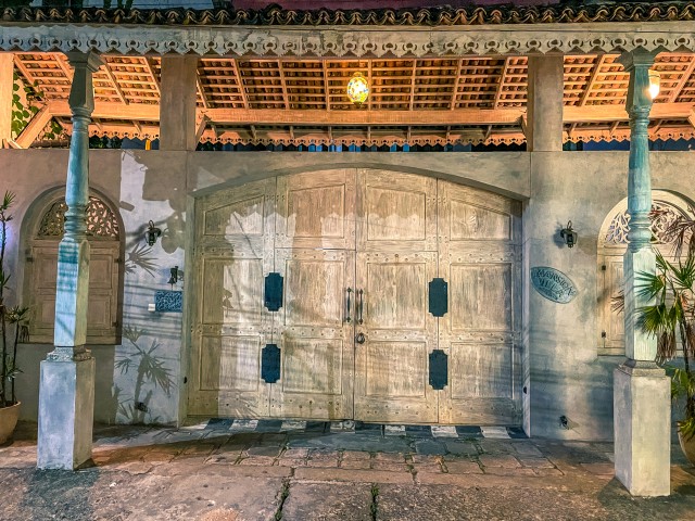 Massiivne puidust uks, Sri Lanka