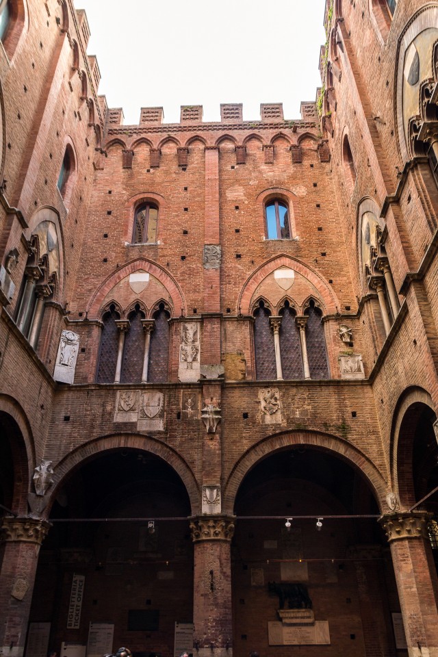 Gooti telliskiviarhitektuuriga Palazzo Pubblico sisehoov