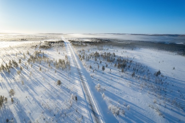 Droonivaade lumiselt talvisele Svalbard maastikule, Norra