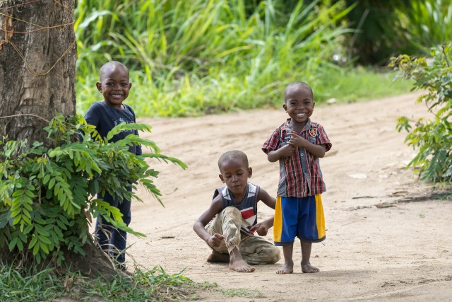 Lapsed Ruaha rahvuspargis poseerimas, Tansaania, Aafrika