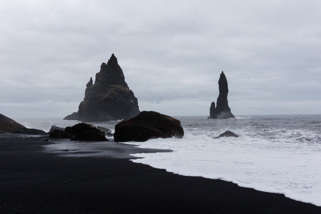 Islandi kuulus rannik, suurte kivide ja musta liivaga rand, Lækjavik