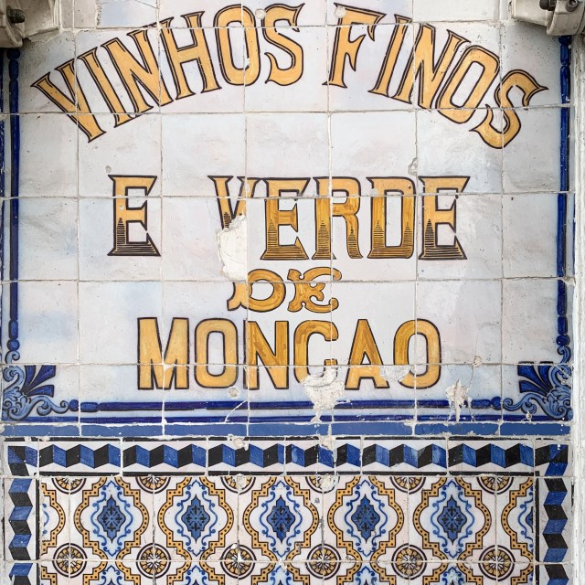 Plaaditud sein tekstiga Portugalis