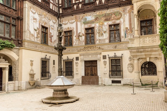 Neorenessanss-stiilis Pelesi lossi sisehoovi vaade Rumeenia Karpaatides