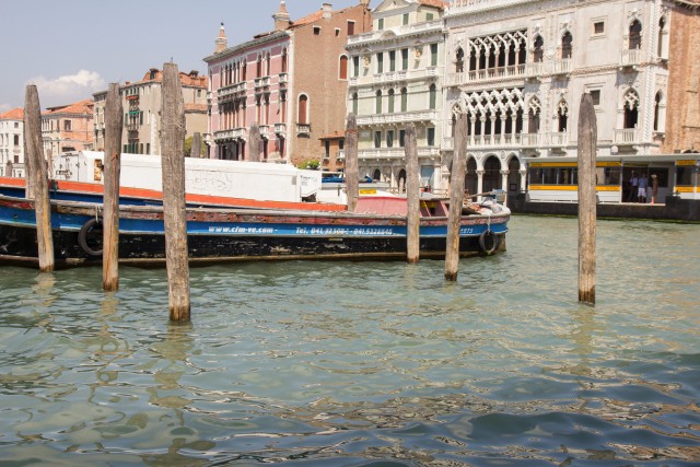 Vana kalapaat Suurel kanalil tokkide vahel seismas, Veneetsia
