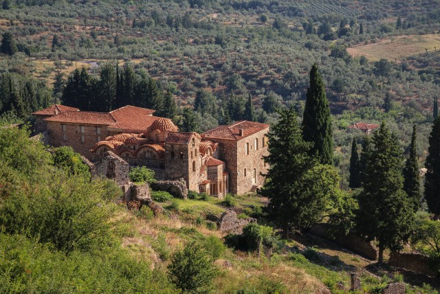 Osa Bütsantsi arheoloogilisest leiukohast Mystras Peloponnesoses Kreekas. Vaade Püha Demetriose metropolile ja arheoloogiamuuseumile