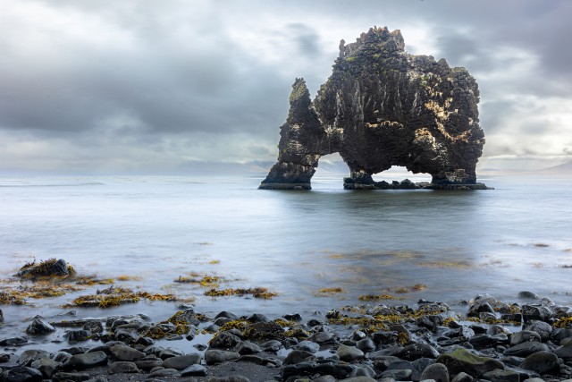 Ookeanis seisev Hvitserkuri kivilaavamoodustis