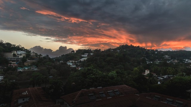 Päikeseloojangu vaade Kandyle, Sri Lankale