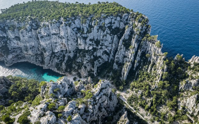 Droonivaade Calanques rahvuspargi mägede vahel asuvale liivarannale, mis asub Vahemere rannikul Lõuna-Prantsusmaal