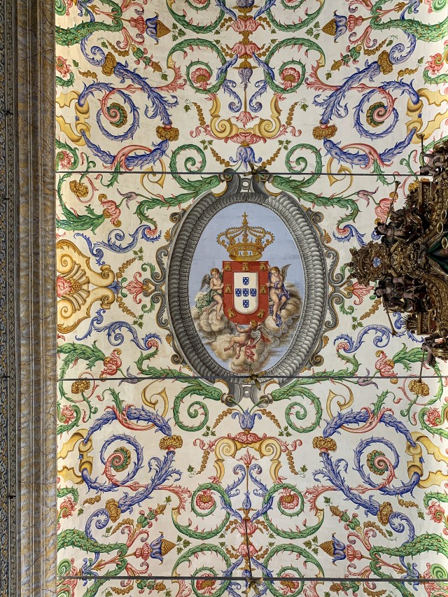 Coimbra ülikooli embleem Capela de São Migueli kaunistatud laes, Coimbra, Portugal