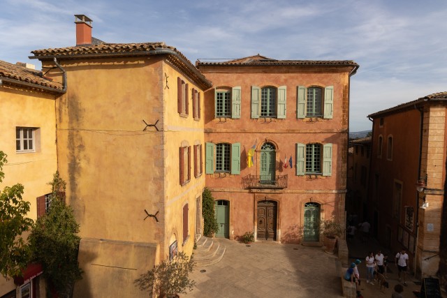 Raekoda Prantsusmaal Roussilloni peaväljakul Place De La Mairie