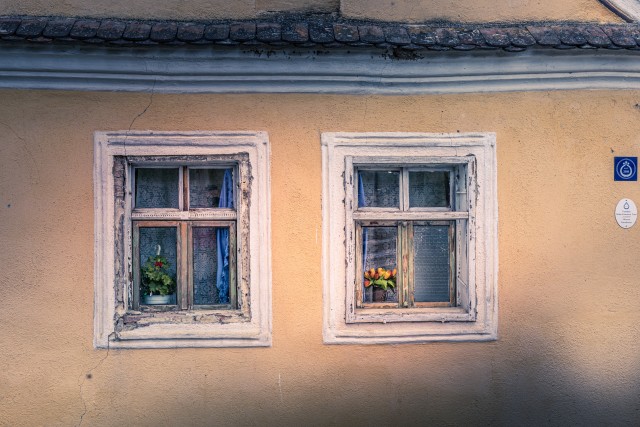 Keskaegsed maja aknad Transilvaanias Brasovi külas, Rumeenias