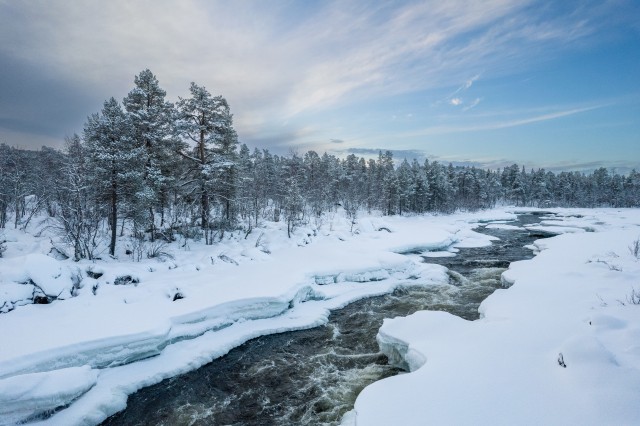 Talviselt jäine jõekärestik Lapimaal, Soomes