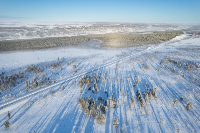 Droonivaade lumiselt talvisele Svalbard maastikule, Norra