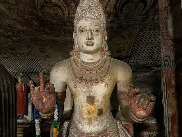 Hindu jumaluse, tõenäoliselt Samani või Višnu kuju Dambulla koopatemplis Sri Lankal