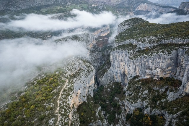 Droonivaade järskudele lubjakivikaljudele Verdoni kuristikus ja jõel Prantsusmaal