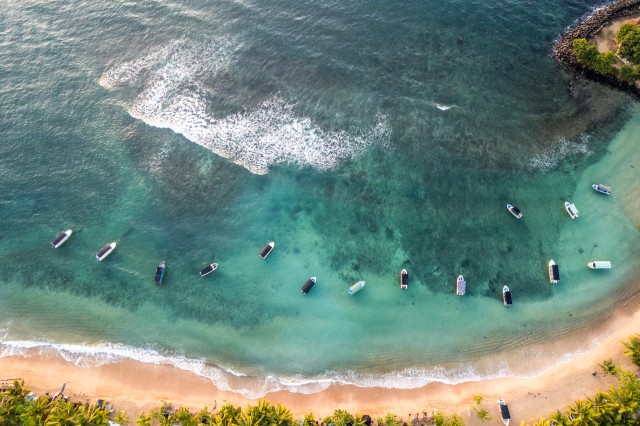 Droonivaade Sri Lanka liivarannikule, kus on tosin paati ankrus