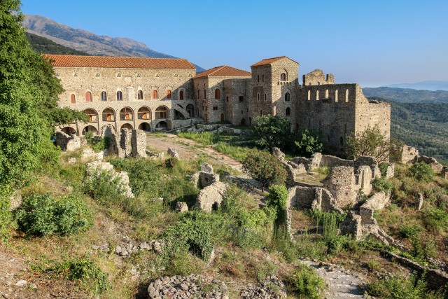 Osa Bütsantsi arheoloogilisest leiukohast Mystras Peloponnesoses Kreekas. Vaade Püha Demetriose metropolile ja arheoloogiamuuseumile