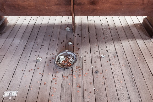 Raha kausike vana maja köögi põrandal Bodie osariigi ajaloolises pargis Californias, USA