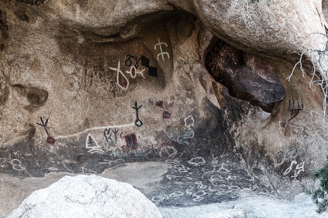 Petroglüüfid Barkeri tammi lähedal koopas,  Joshua Tree rahvuspargis