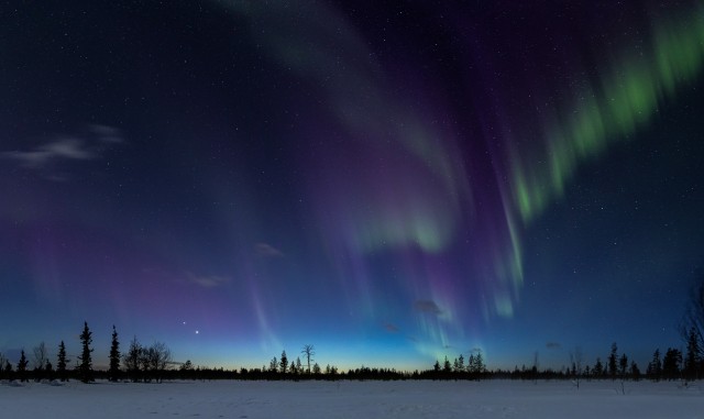 Panoraamvaade Varangeri talvisele maastikule ja taevas sähvivatele virmalistele, Norras