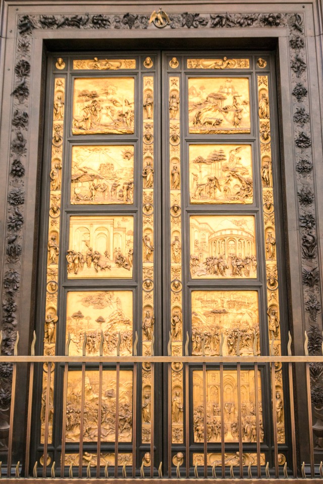 Paradiisiväravad, kullatud pronksist uste paar, San Giovanni baptisteeriumi sissepääs Firenzes