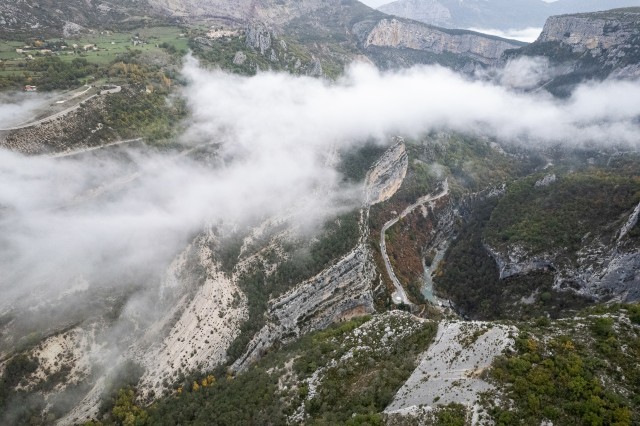 Droonivaade järskudele lubjakivikaljudele Verdoni kuristikus ja jõel Prantsusmaal